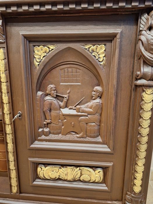 Комод, скрин, библиотека с богата дърворезба