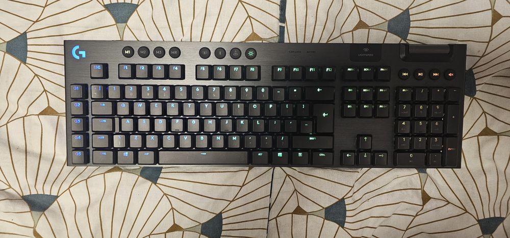 Logitech G915. Механична, безжична RGB Gaming клавиатура