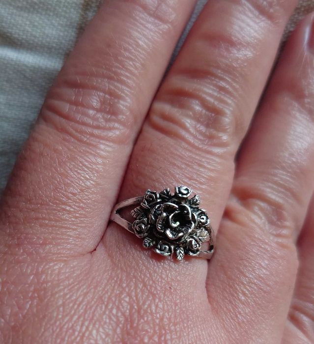 Сребърен пръстен с рози