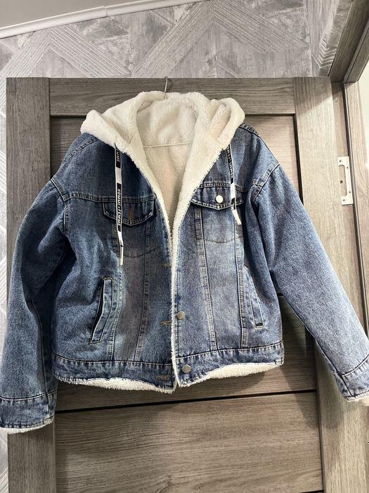 Теплая джинсовая куртка с мехом и капюшоном | размер 46-48