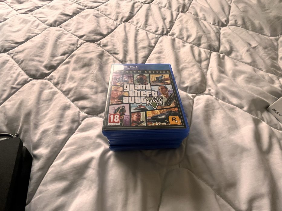 Пелейстейшън 4 слим с 6 игри и два джойстика