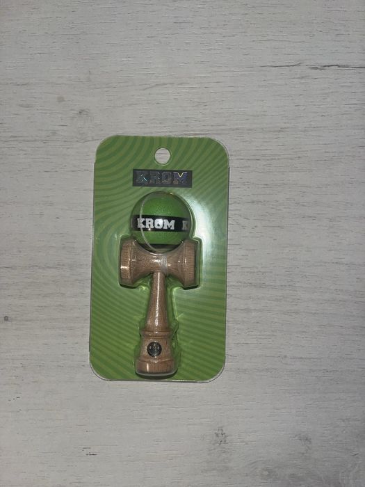 Vând mikro kendama Krom