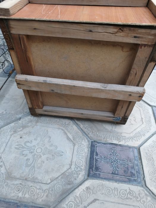 Ящик из дерева и ДСП с застёжками и ручками.