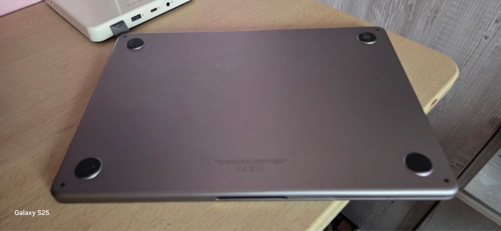 Vand MacBook M2 2022 cu cont pentru piese!