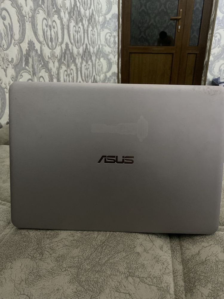Asus UX305LA notebook sotladi