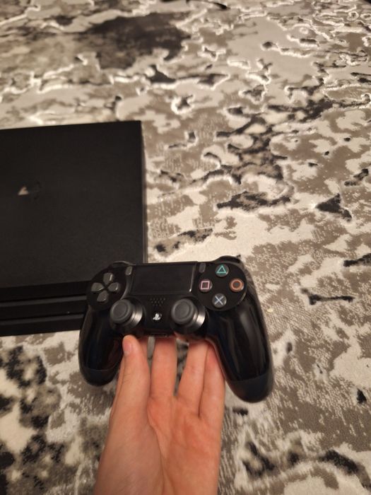 Vând PlasyStation 4 PRO 1TB