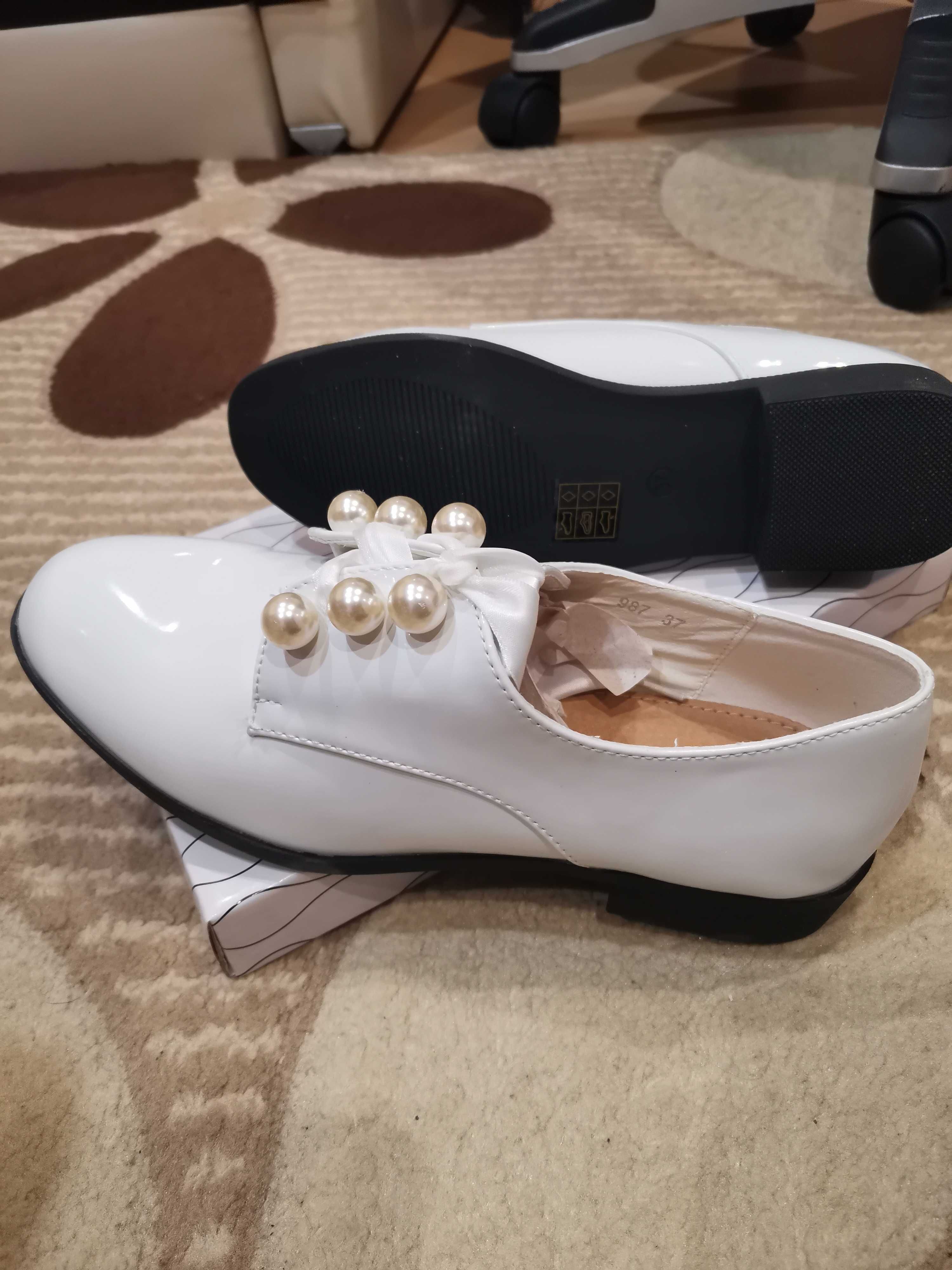 Бели дамски обувки - лак