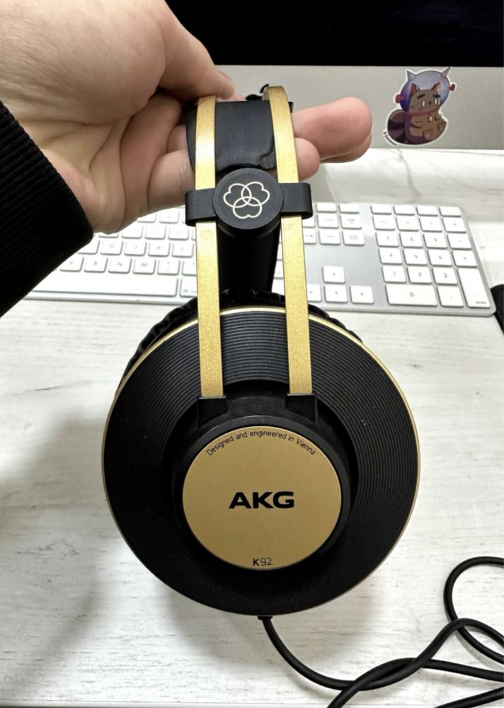 Студийные наушники AKG K92 Gold