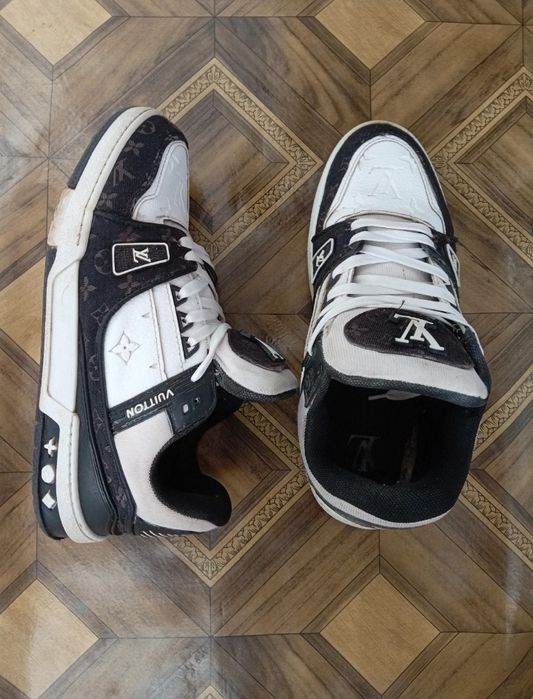 Vând urgent Louis Vuitton trainers