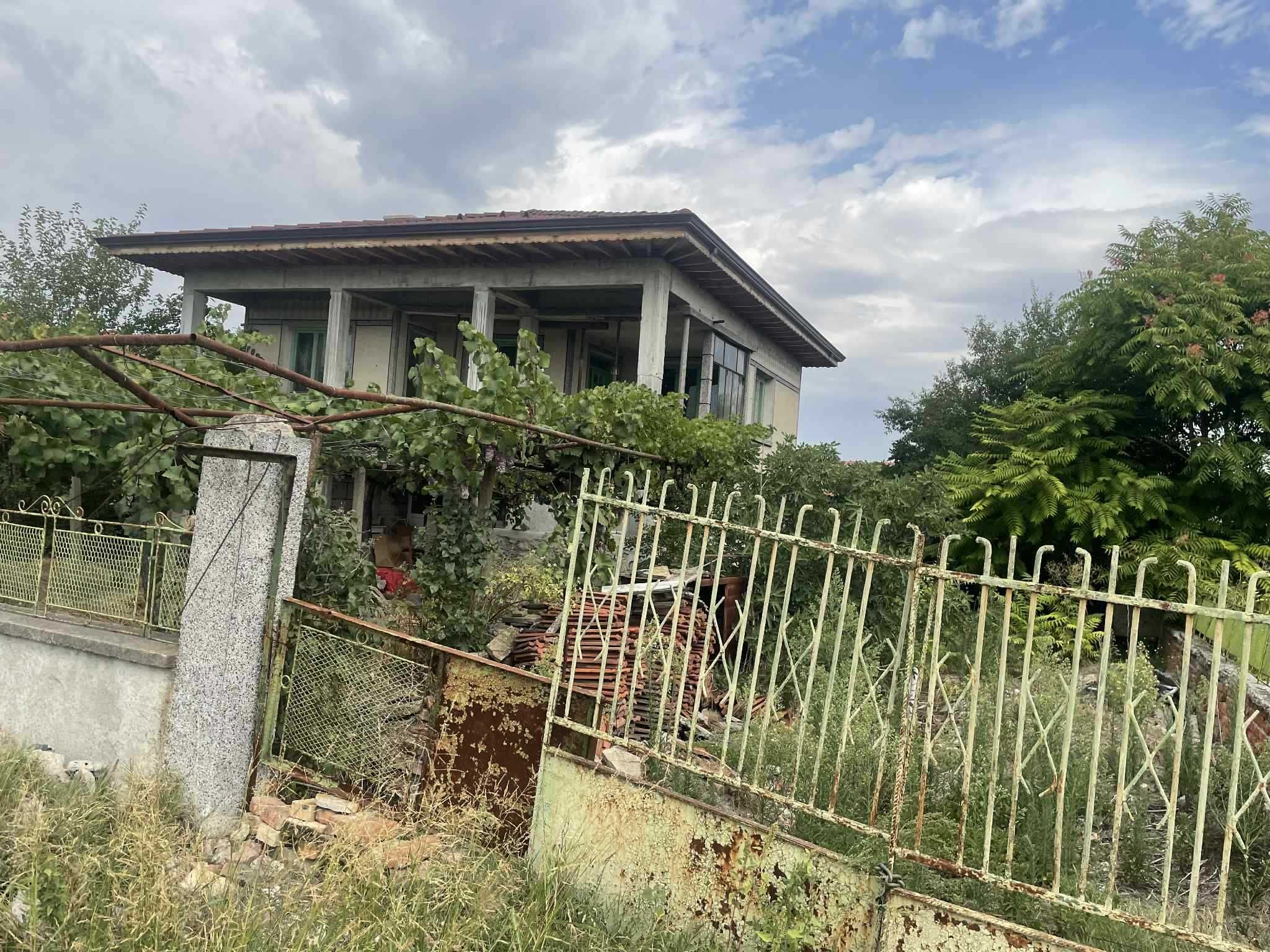 Продавам двуетажна къща в село Роза