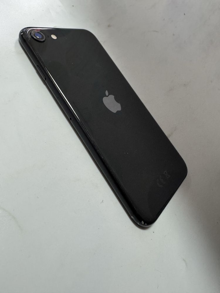 iPhone SE (2022) 64gb - заключен с iCloud, за части