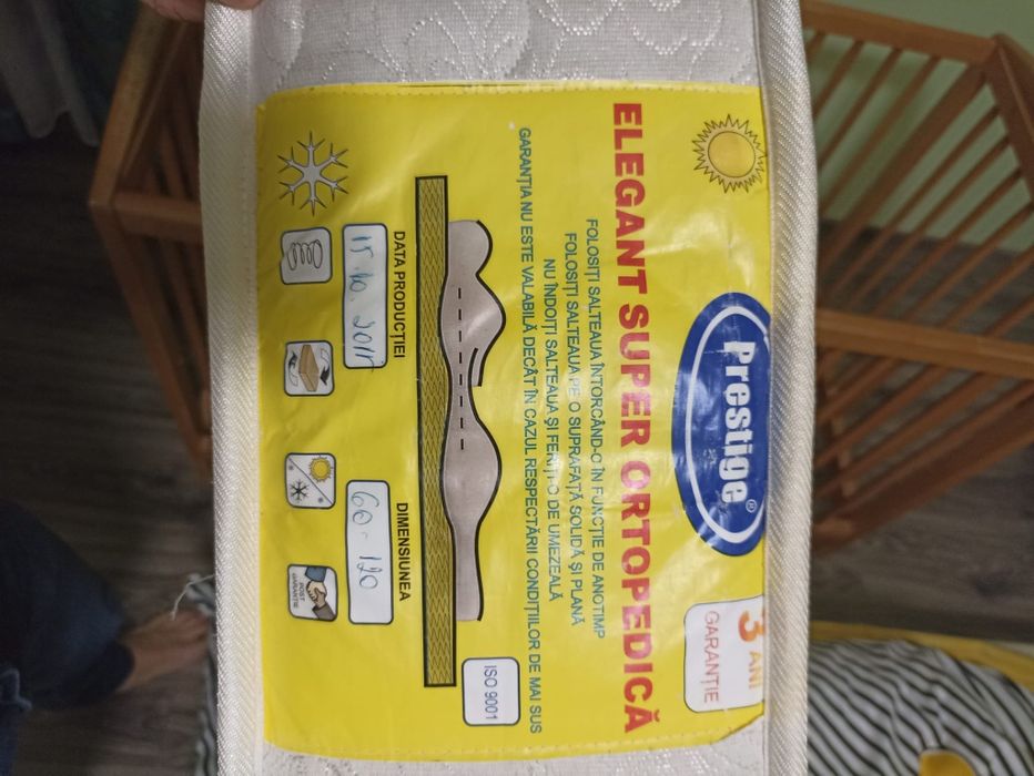 Pătuț de lemn și saltea