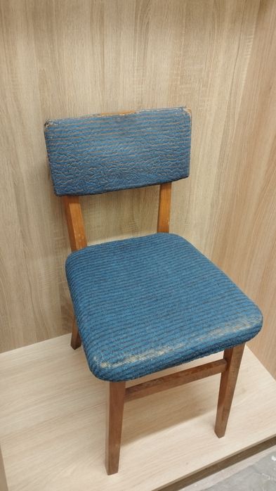 Столове 4 бр. - дървени с меки седалки