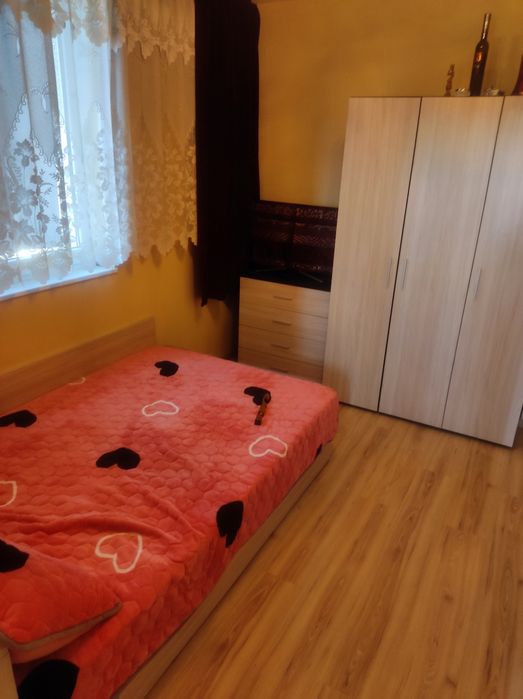 Къща с двор за продажба