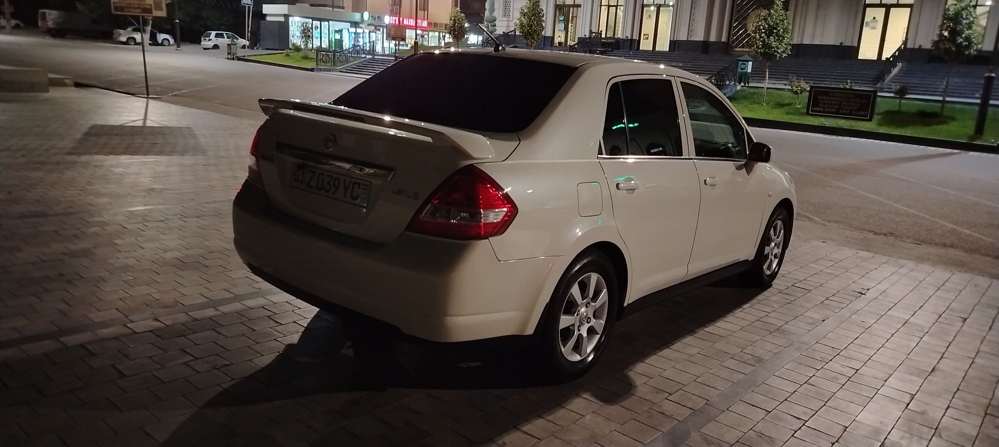Nissan tiida  1.8 срочно сотилвоти