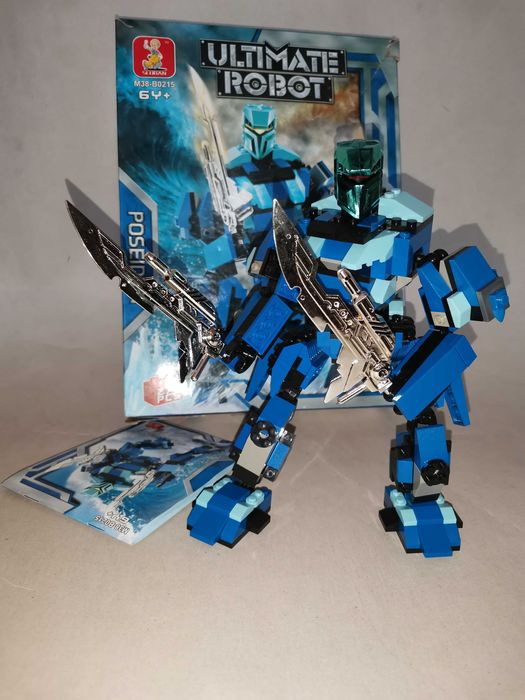 Играчка - робот от над 200 части тип "Лего"