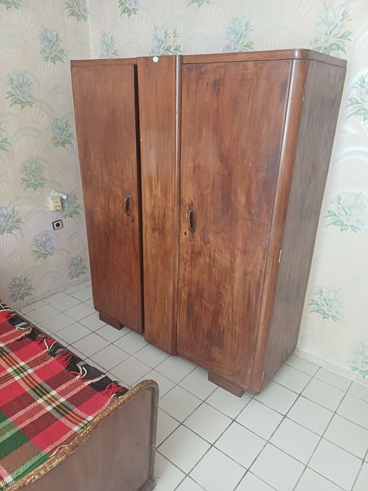 Продавам спалня,гардероб и русенско легло за 50лв общо.Идвате и си ги