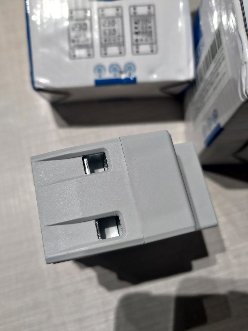 Releu monofazat, digital, reglabil pentru protecție supratensiune