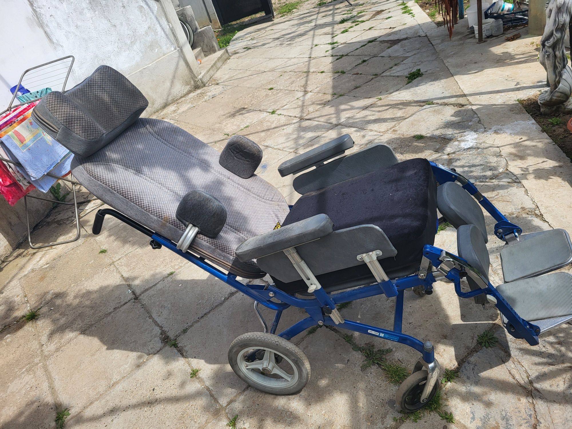 Carut/fotoliu rulant pentru persoane cu dizabilitati