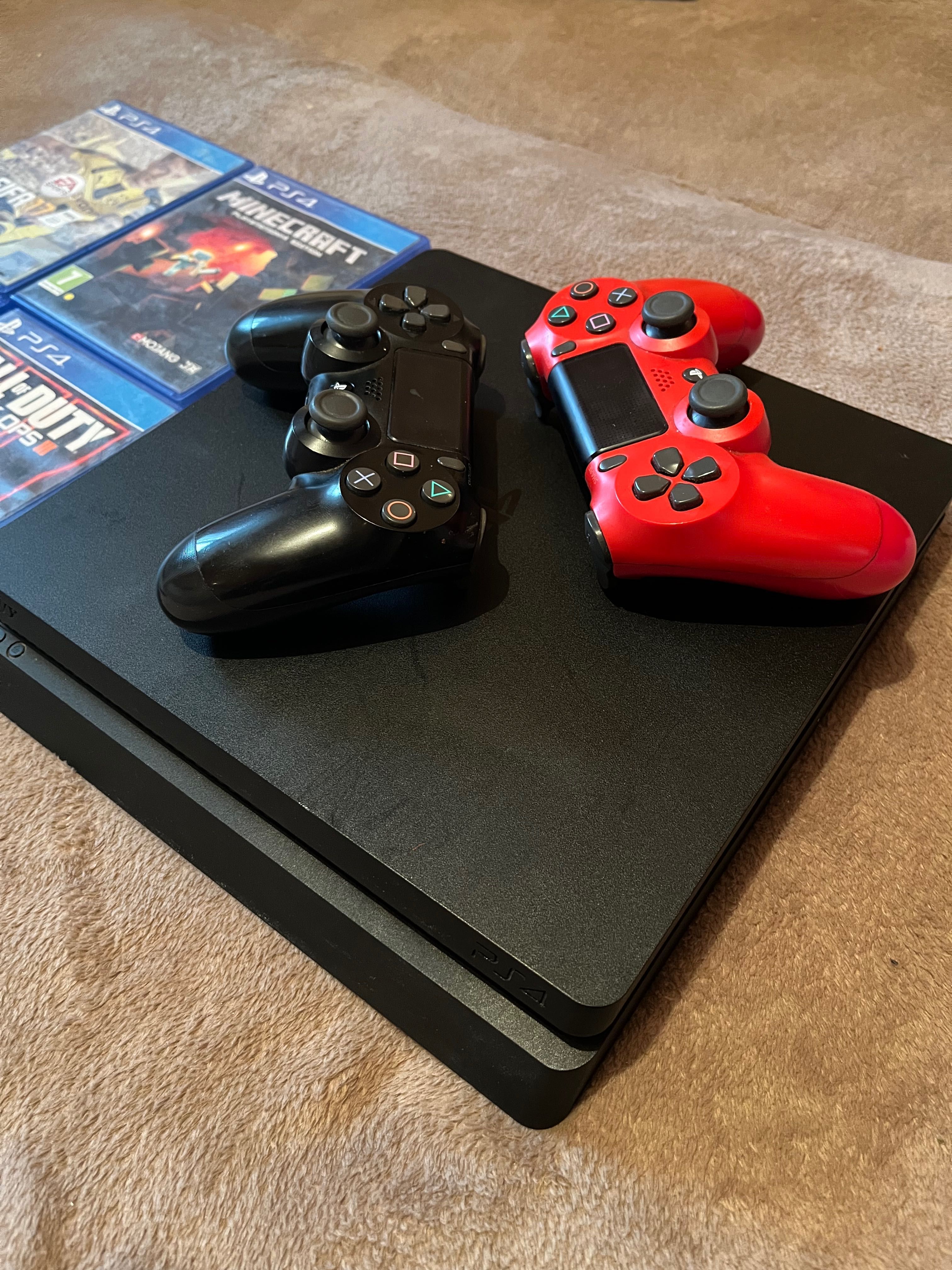 Vând PlayStation4 slim +2 manete incluse cu 5 jocuri