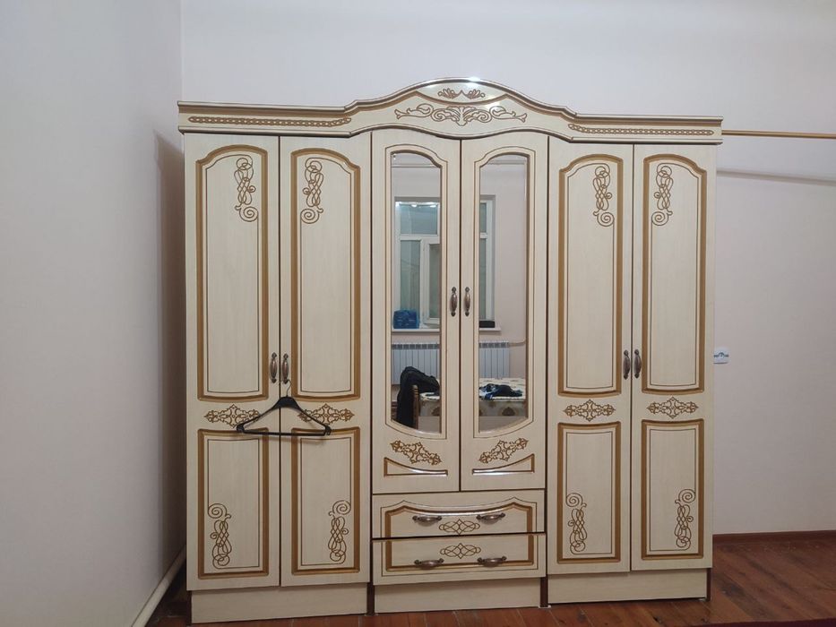 Mebel ozgina ishlatilgan. Xolati juda yaxshi spalni garnitur
