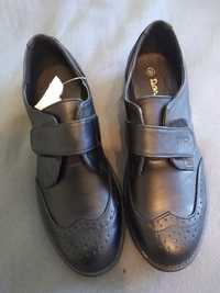Нови с етикет черни полиуретанови обувки за училище размер 36