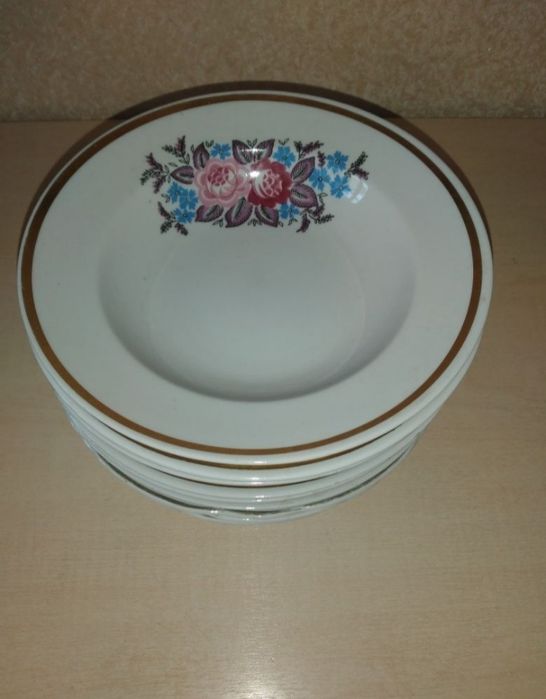 Продаю 24 тарелки  б/у. для первых и вторых блюд советского произ-ва.