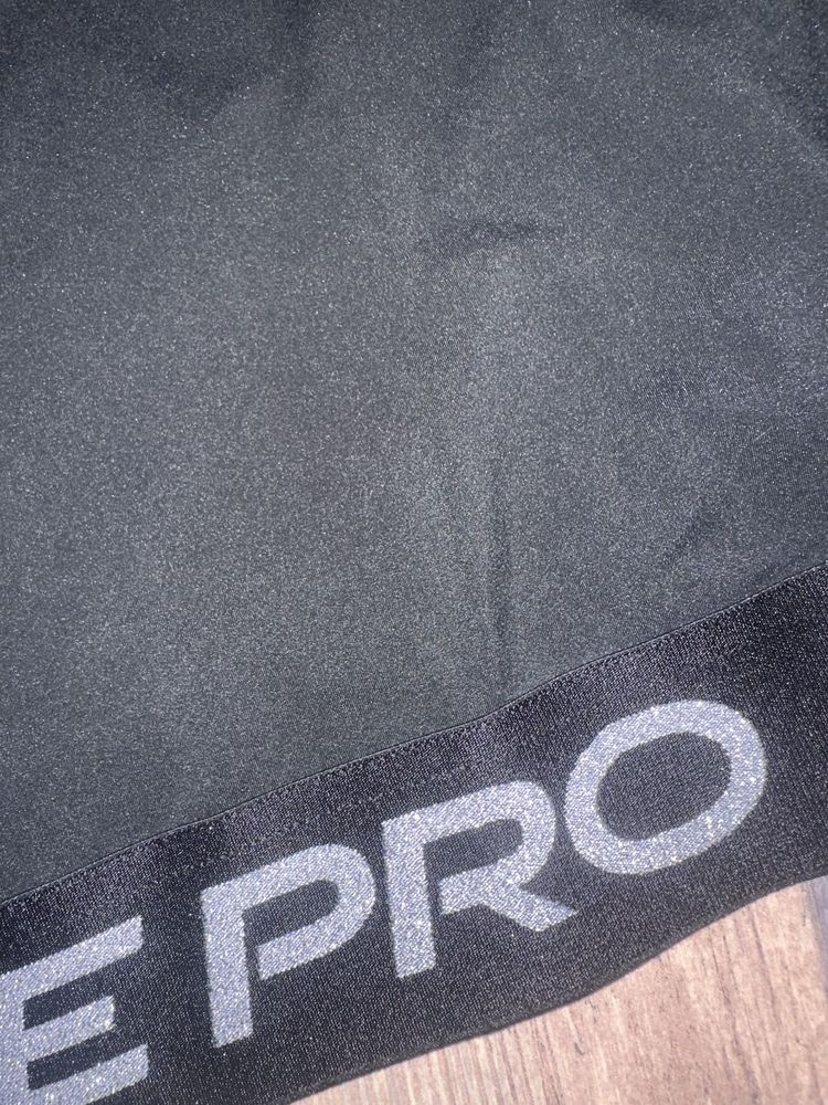 Черен блестящ спортен потник nike pro