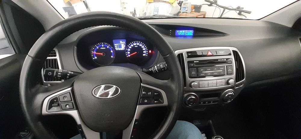 ХЮНДАЙ И20 CRDI - 90 конски сили 1.4 .  2013г - 157000км с верига