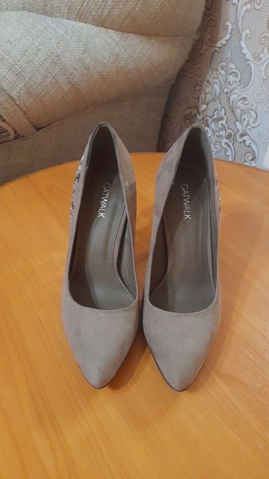Продам женские туфли