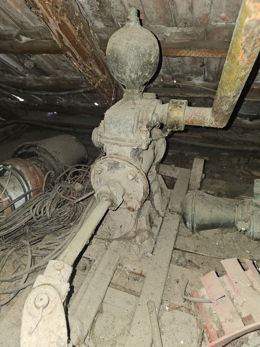 Pompa veche de vin din bronz