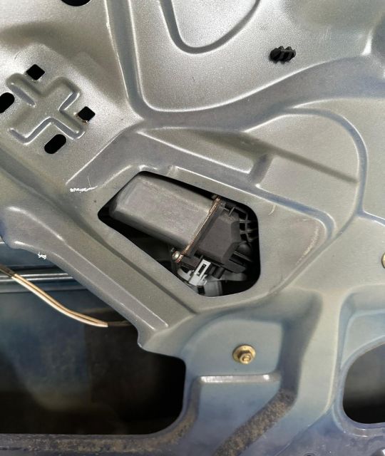 Motoras macara geam spate stanga Dacia Logan prima generatie