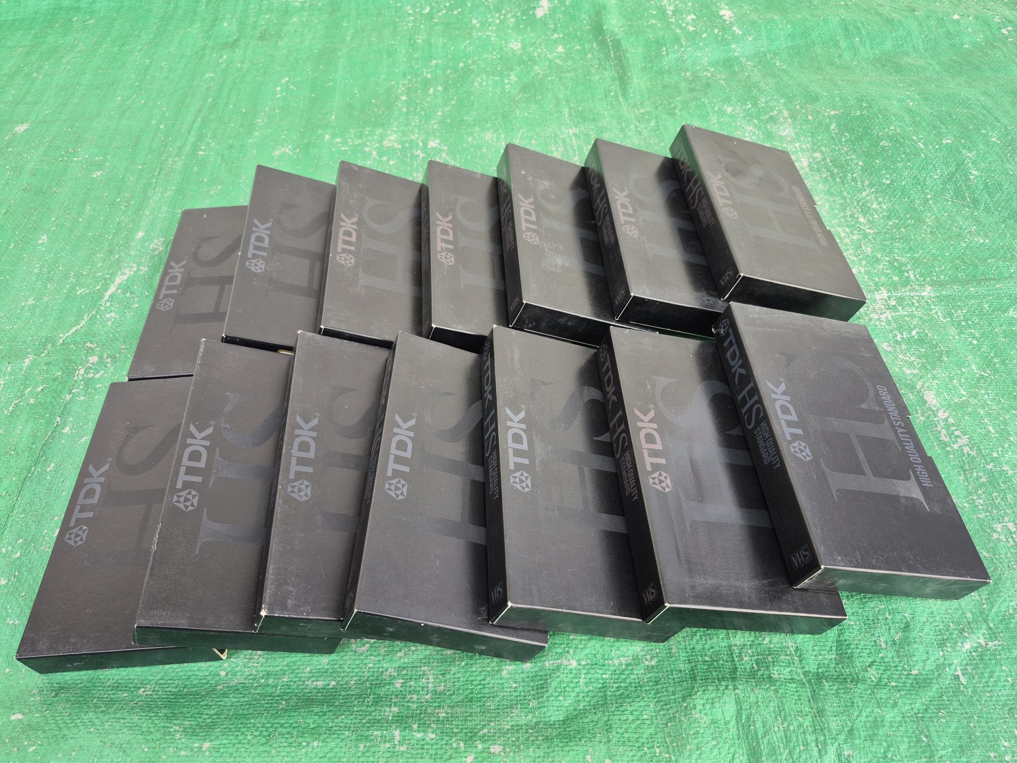 Vând o colecție de 65 casete video VHS originale TDK de 240 de minute