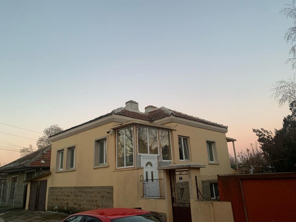 Продава се двуетажна къща