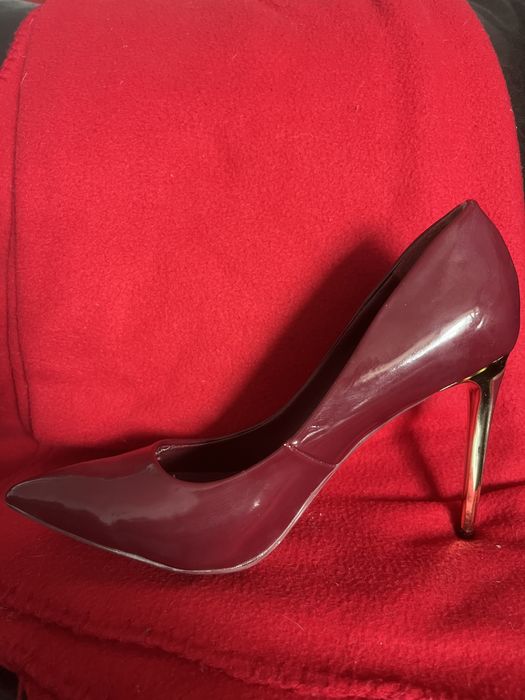 Чисто нови обувки бордо