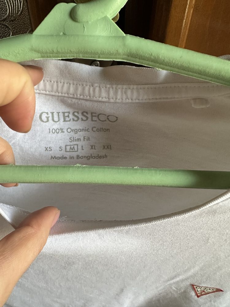 Белая футболка Guess