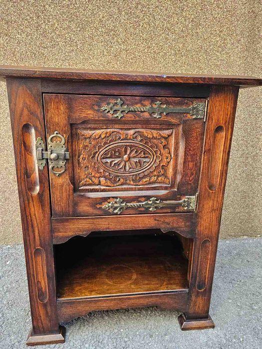 Шкафче в Готически стил