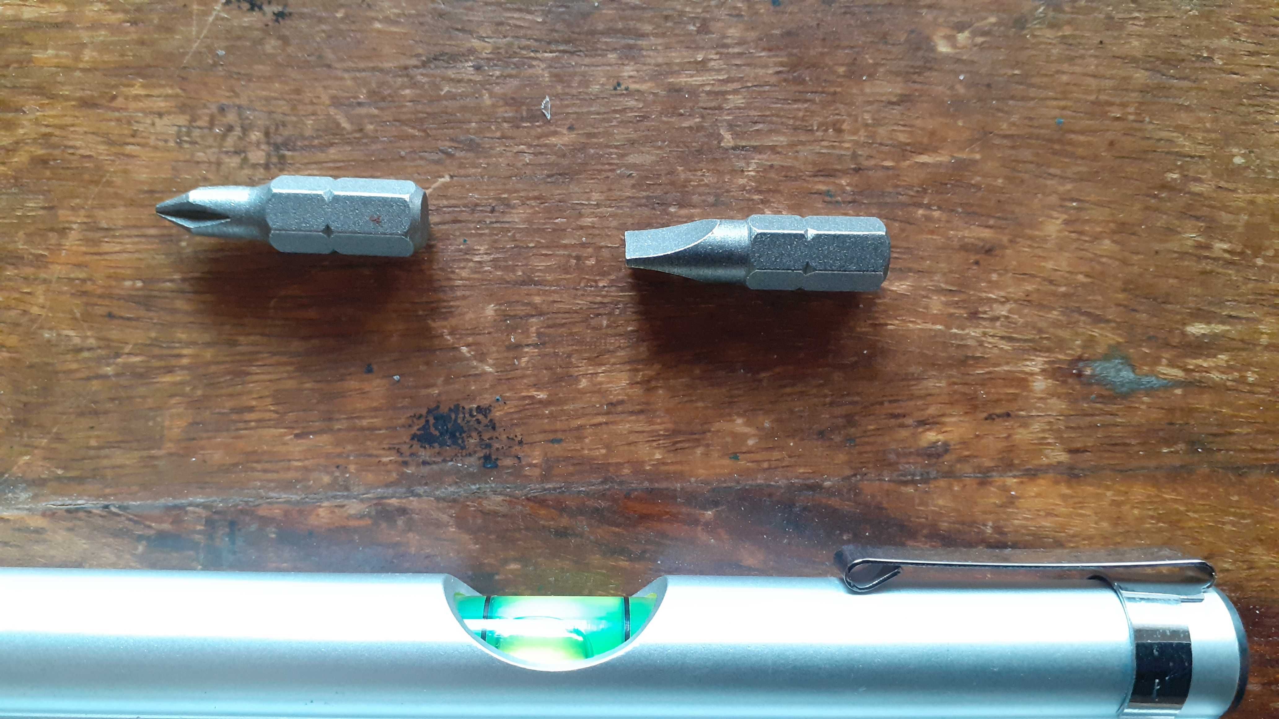 нивелир метален с 3 броя накрайника отвертки в метална кутия