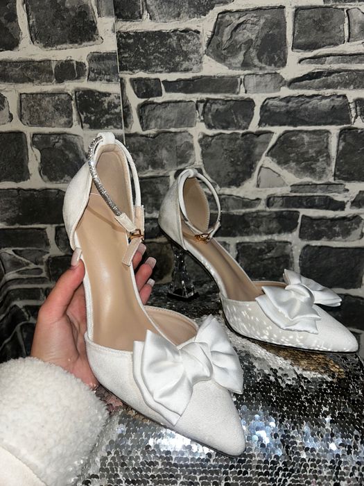 Елегантни дамски обувки на ток