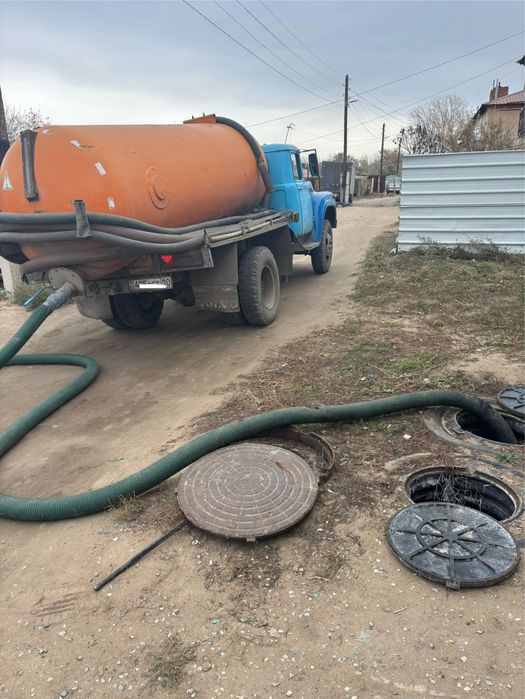 Откача септиков длинными шлангами 50 метов, зил 7 кубов. Газ 4 куба
