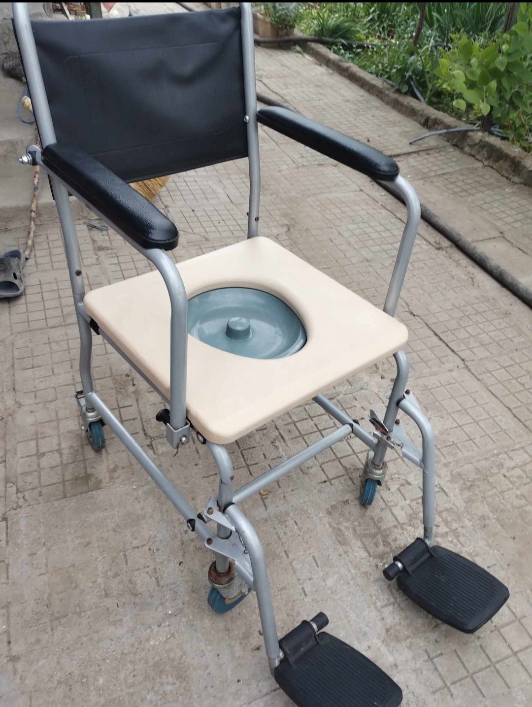 Тоалетен / санитарен стол