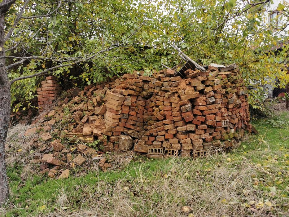 Подарявам тухли.