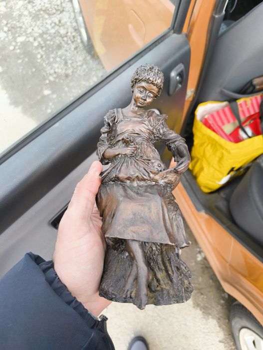 Комплект момче и момиче бронзови статуетки от 1976