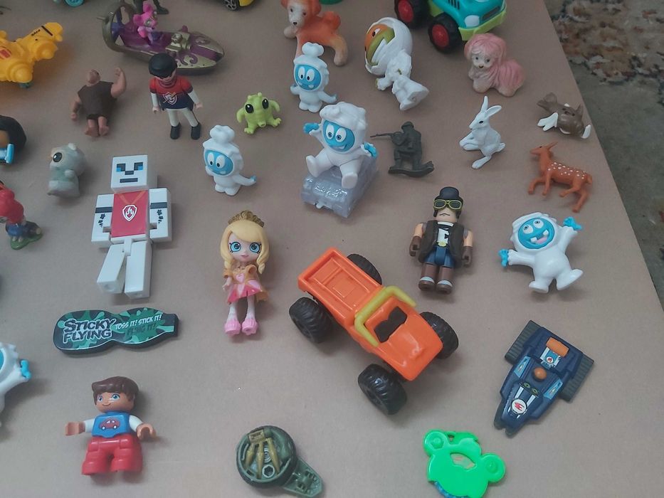 Figurine din plastic 65 de bucati cu personaje din desene