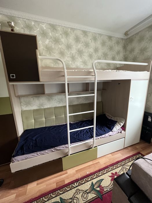 Кровать двухъярусная , шкаф