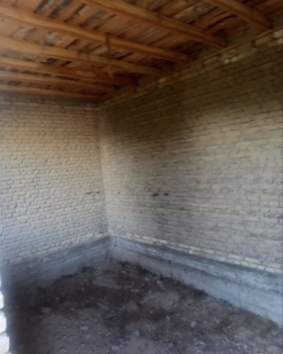 Курилиши тугаланмаган ҳовли уй сотилади