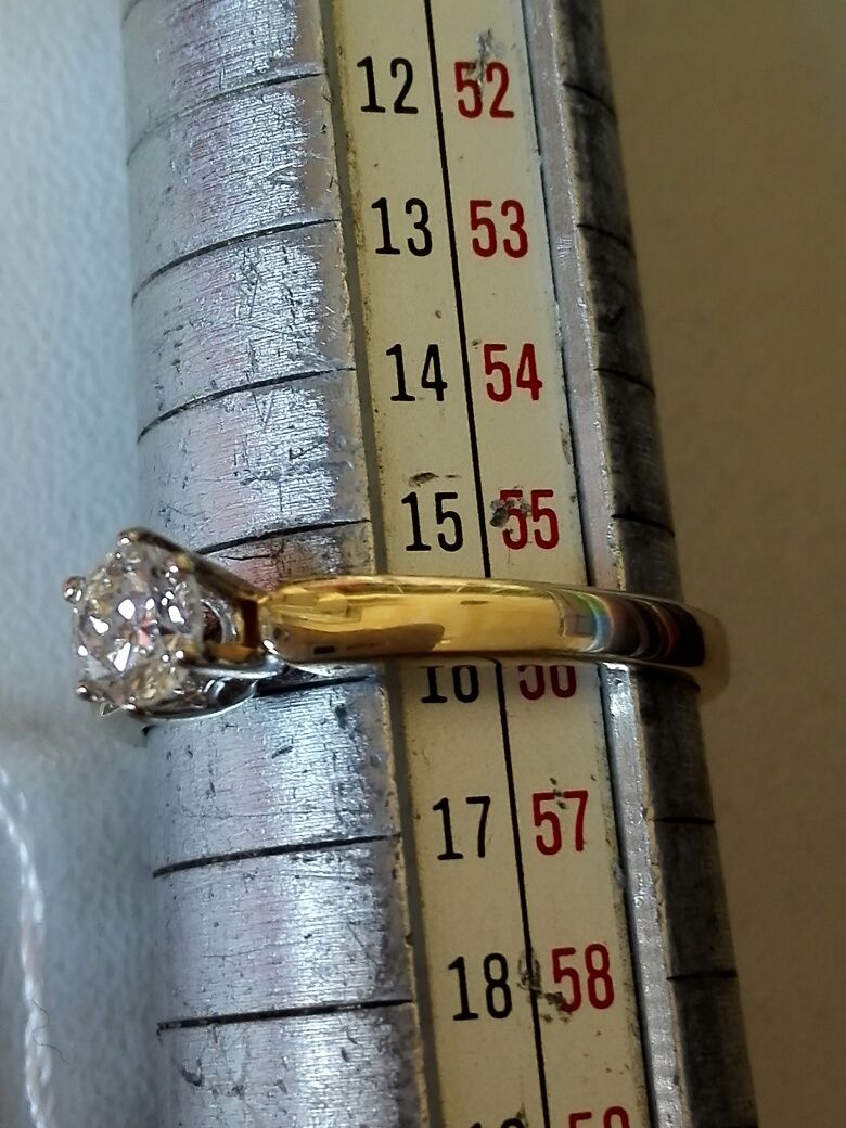 Vînd inel solitar din aur cu diamant 0,35ct