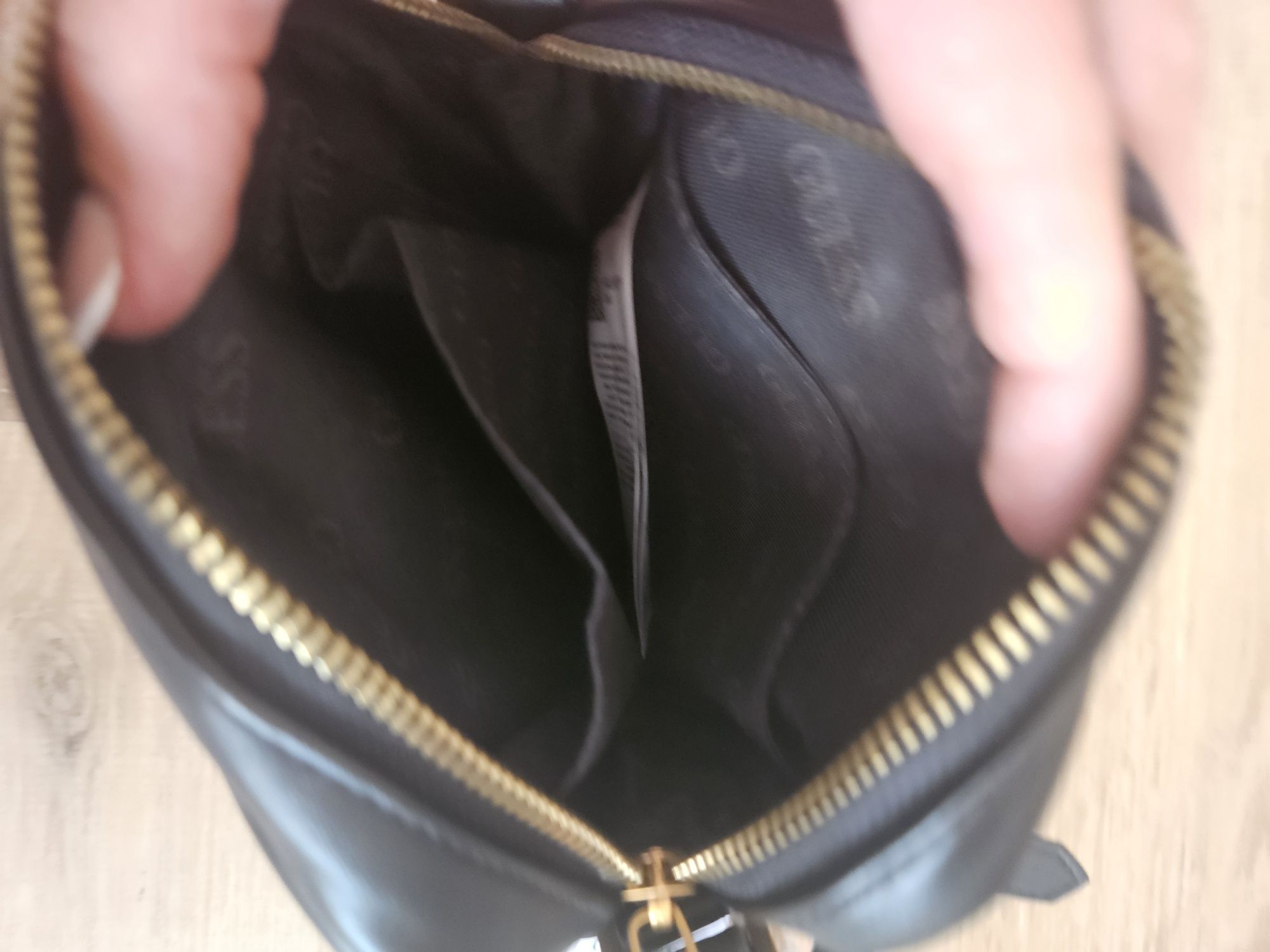Нова оригинална кожена чанта Guess