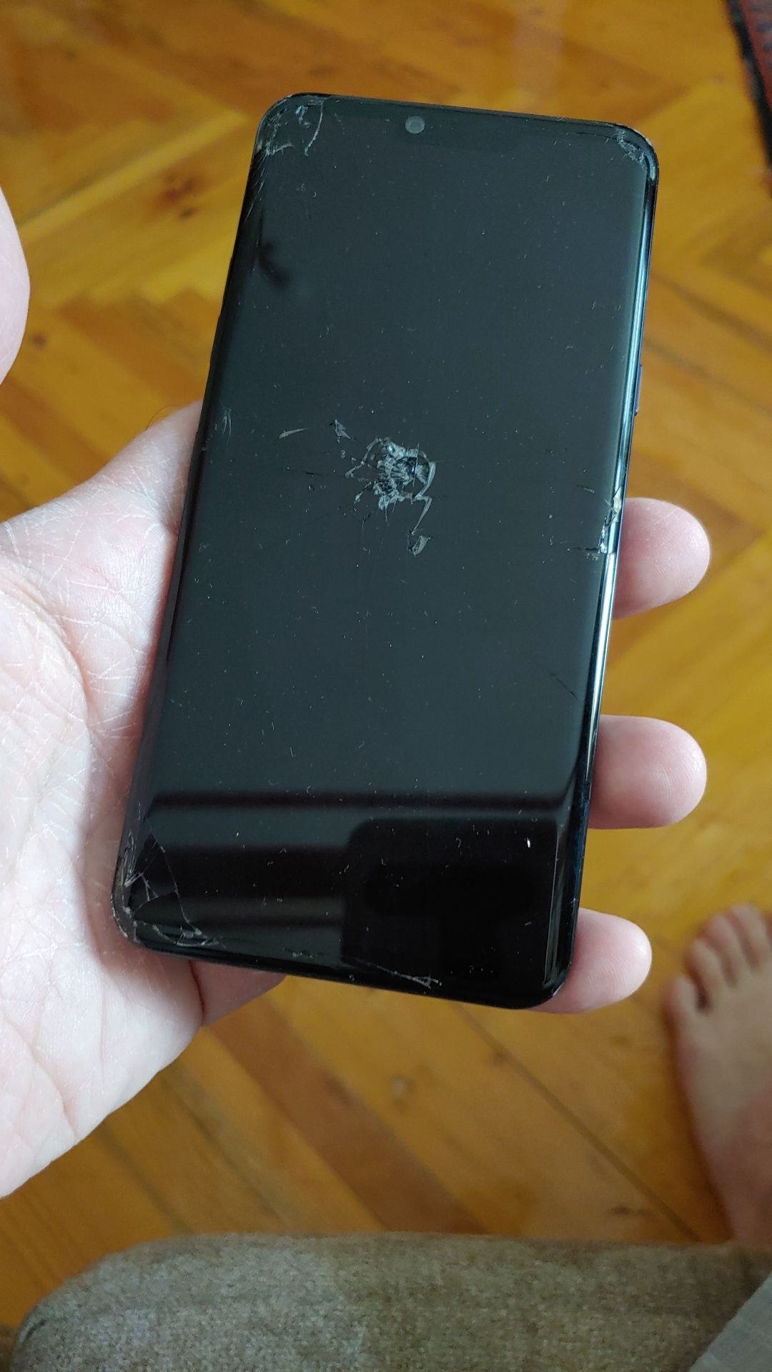 Флагман LG G8 128GB! Все работает отлично! Есть трещина на стекле!