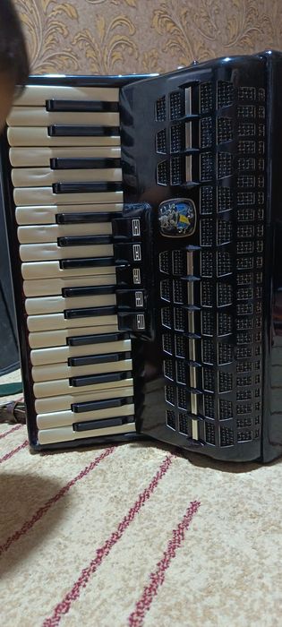 Аккардеон метеор сотилади